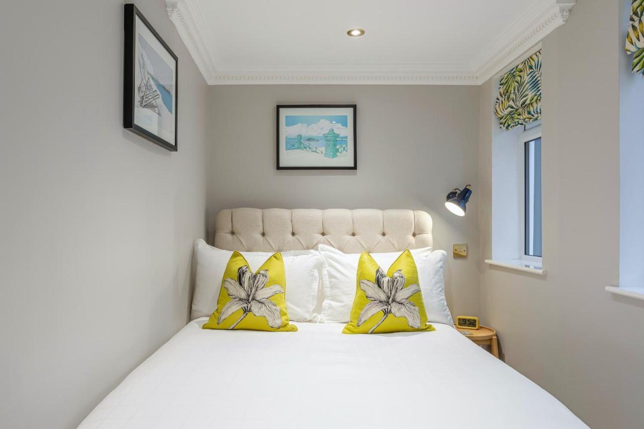 Beaches - Luxury Seafront Apartment *