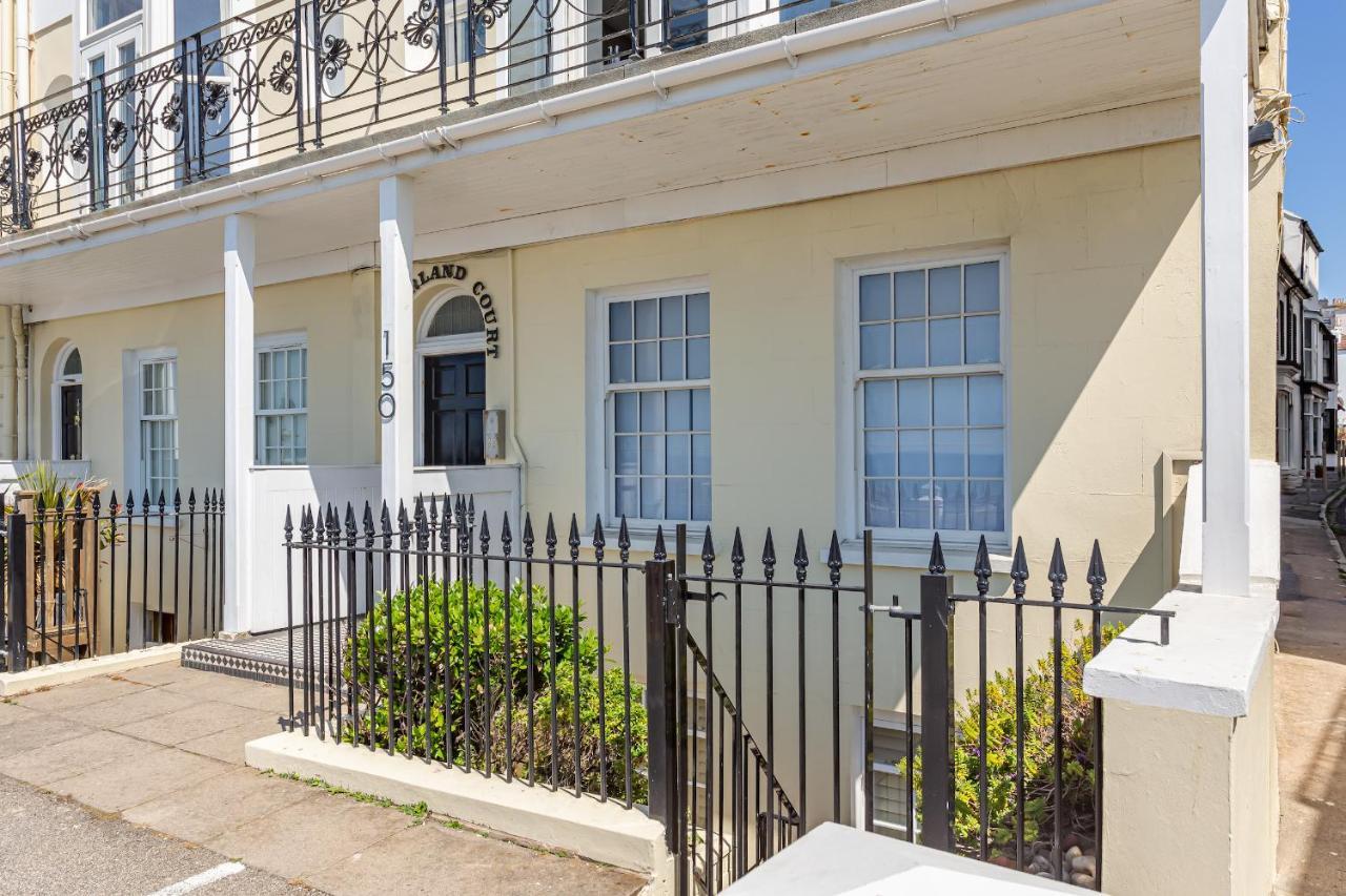 Beaches - Luxury Seafront Apartment *